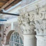 Началась реставрация белокаменного декора храма Живоначальной Троицы в Кожевниках