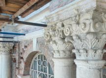 Началась реставрация белокаменного декора храма Живоначальной Троицы в Кожевниках