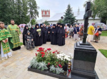 Литию у могилы первой настоятельницы Новодевичьей обители после ее открытия игумении Серафимы (Черной) совершили в день памяти преподобного Серафима Саровского