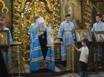 Митрополит Ювеналий (Поярков) совершил Литургию в храме апостолов Петра и Павла в Лефортове в праздник Почаевской иконы Божией Матери