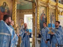 Епископ Павлово-Посадский Силуан совершил Литургию в храме Спаса Нерукотворного Образа в Большом Свинорье