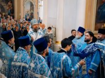 Митрополит Воскресенский Григорий совершил Литургию в храме святителя Николая Мирликийского в Толмачах