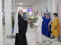 Митрополит Каширский Феогност совершил Литургию в домовом храме гимназии «Эллада»