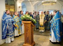 Митрополит Каширский Феогност совершил Литургию в храме Покрова Пресвятой Богородицы на Городне